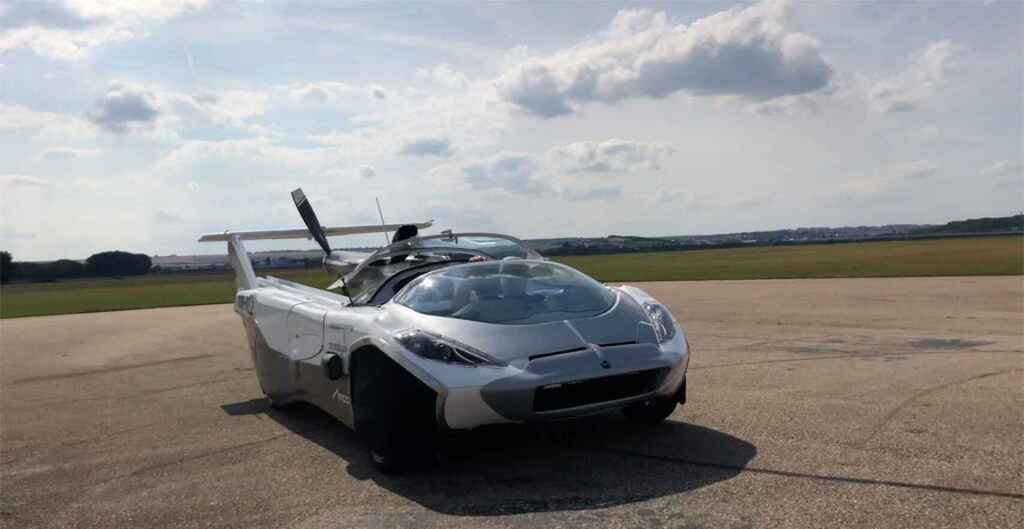 El coche volador con motor BMW que levanta vuelo en Eslovaquia